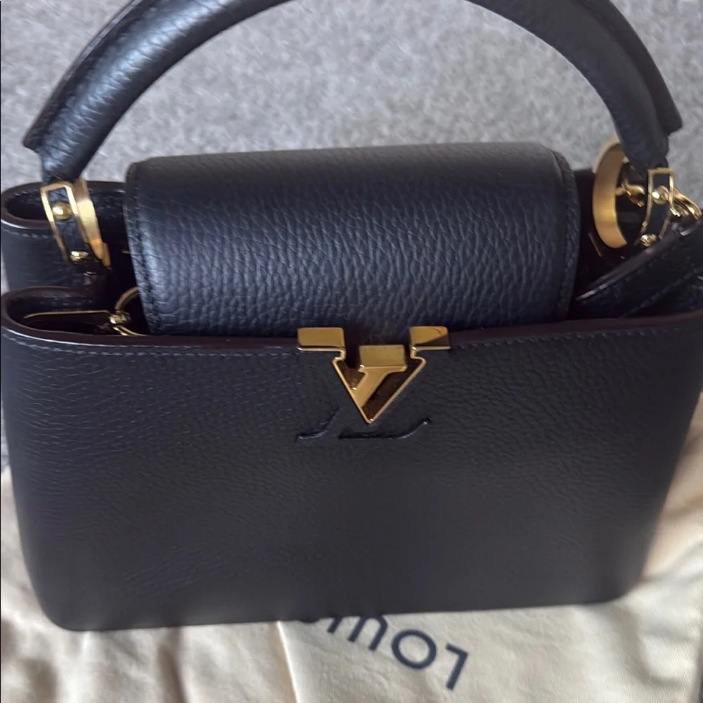 Louis Vuitton Black Crossbody Bag with Textured Leather - Picture 8 of 15